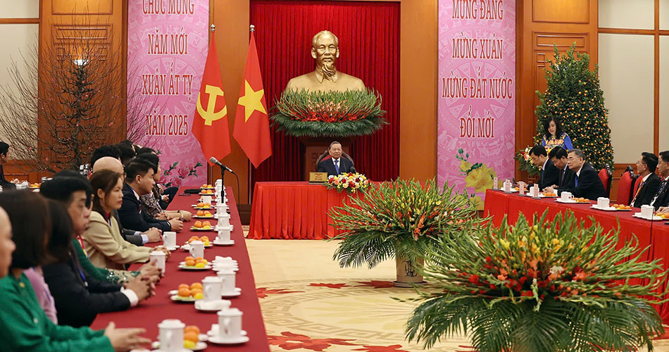 阮氏兰博士参加越南总书记苏林主持的会议