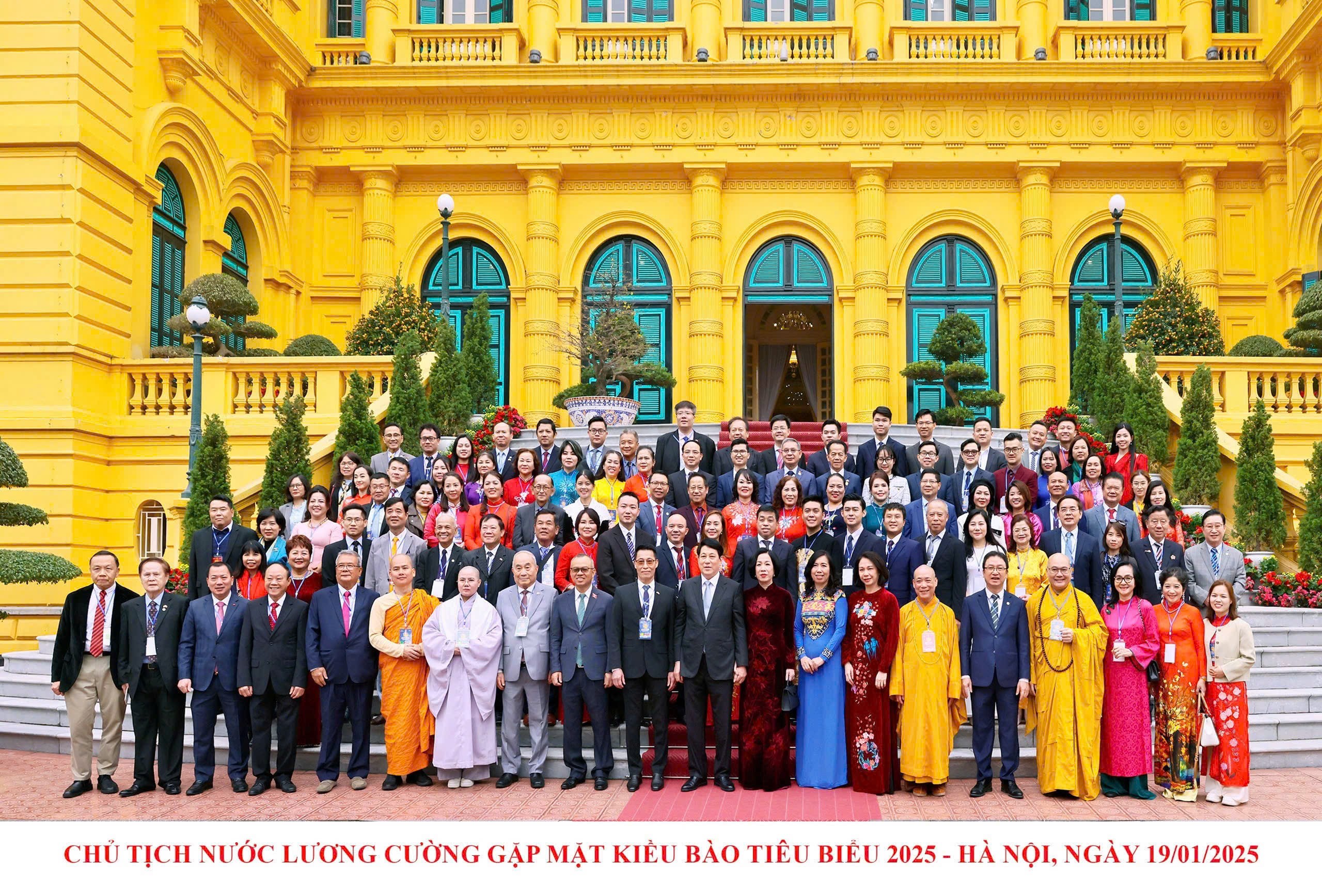 阮氏兰博士与越南国家主席和典范越侨在越南主席府合影